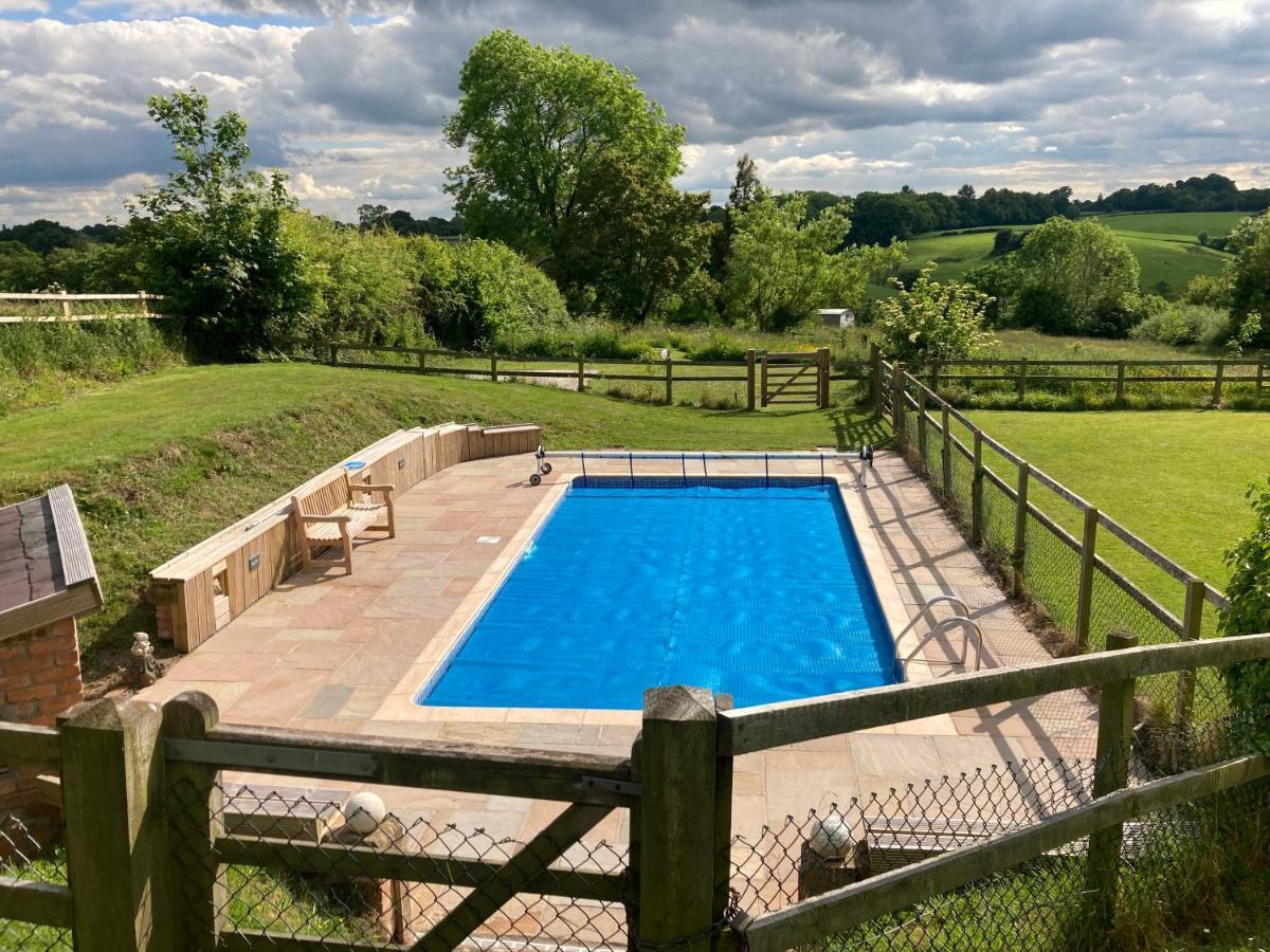 The Shepherd's Hut With Seasonal Swimming Pool Apartment