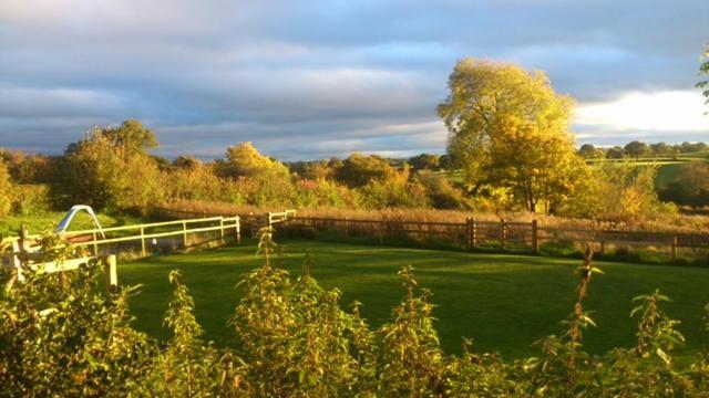 Апартаменты The Shepherd's Hut With Seasonal Swimming Pool